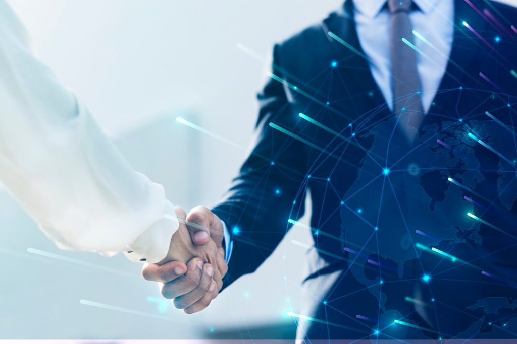 ejecutivos amigables dandose la mano itsense negocios corporativos compliance