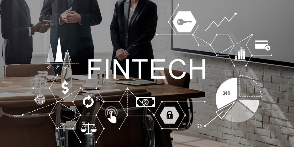 ejecutivos itsense trabajando en software fintech para procesos financieros existentes