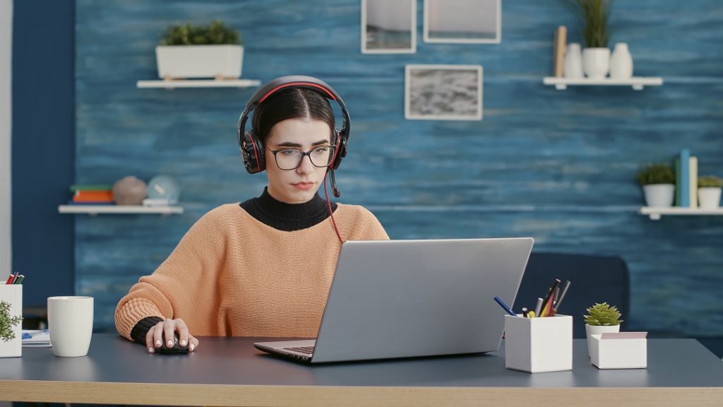 mujer estudiante viendo clases en linea en platzi itsense
