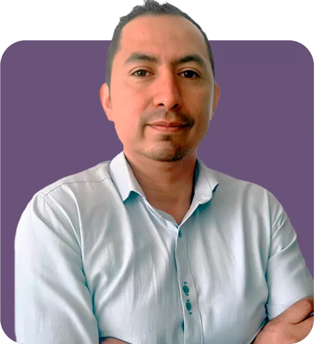 Hombre de brazos cruzados de cabello corto