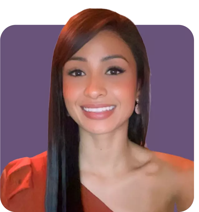 Mujer delgada, morena sonriendo