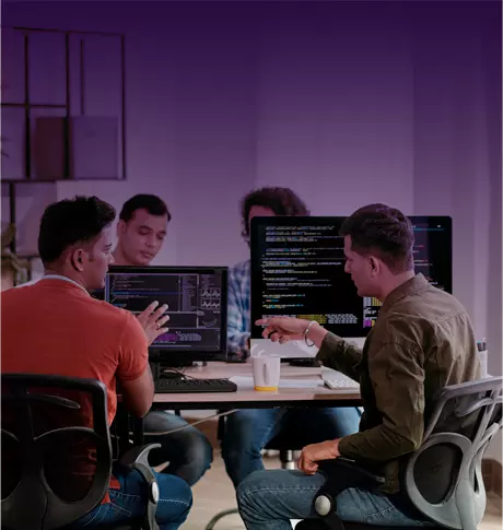 Grupo de personas trabajando frente a sus computadoras en una oficina