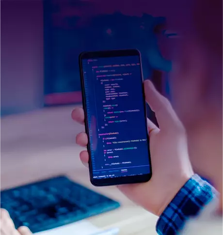 Hombre revisando su celular