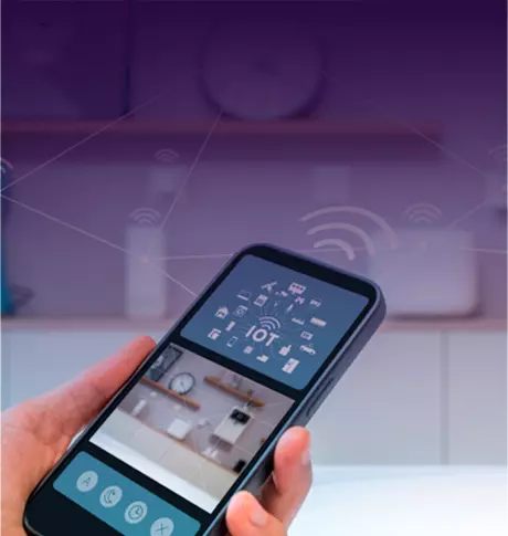 Persona viendo su celular