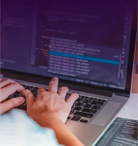 Hombre usando una computadora