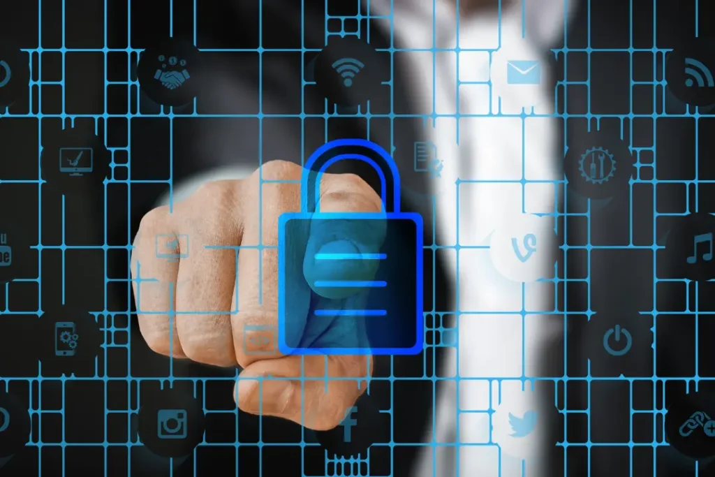5 Mejores Prácticas para el Desarrollo Seguro de Software: Cómo Prevenir Vulnerabilidades El desarrollo seguro de software es fundamental para evitar vulnerabilidades que puedan comprometer datos sensibles o afectar la operatividad de una aplicación. En este blog de ITSense, exploraremos estrategias clave como DevSecOps, pruebas de seguridad automatizadas y cifrado para fortalecer la protección del software desde su fase inicial. ¿Por qué es importante el desarrollo seguro de software? Las amenazas cibernéticas evolucionan constantemente, lo que hace que la seguridad en el desarrollo sea una prioridad para empresas de todos los sectores. Un software con vulnerabilidades puede ser explotado por atacantes para robar información, alterar procesos o causar daños financieros. 1. Implementación de DevSecOps DevSecOps (Desarrollo, Seguridad y Operaciones) es una metodología que integra la seguridad en todas las etapas del desarrollo de software. Algunas de sus mejores prácticas incluyen: • Automatización de la seguridad: Integrar herramientas de escaneo y análisis de vulnerabilidades en el pipeline de CI/CD. • Revisión continua del código: Realizar auditorías de código fuente y pruebas de penetración para detectar fallos. • Cultura de seguridad: Capacitar a los equipos de desarrollo para adoptar una mentalidad de seguridad desde el inicio. 2. Pruebas de Seguridad Automatizadas Las pruebas de seguridad automatizadas ayudan a detectar vulnerabilidades antes de que una aplicación llegue a producción. Algunas de las pruebas más efectivas incluyen: • Análisis estático de código (SAST): Identifica debilidades en el código fuente sin necesidad de ejecutar la aplicación. • Análisis dinámico de seguridad (DAST): Evalúa la aplicación en tiempo de ejecución para detectar vulnerabilidades explotables. • Pruebas de penetración: Simulan ataques reales para evaluar la resistencia del software ante amenazas. 3. Cifrado y Protección de Datos El cifrado protege la información sensible en tránsito y en reposo. Algunas prácticas clave incluyen: • Uso de protocolos seguros: Implementar HTTPS, TLS y VPN para proteger la transmisión de datos. • Almacenamiento seguro: Cifrar bases de datos y archivos sensibles con AES-256 u otros estándares avanzados. • Gestón de claves seguras: Usar gestores de claves como HashiCorp Vault o AWS KMS para proteger credenciales. 4. Control de Accesos y Autenticación Segura Implementar controles de acceso y autenticación robustos es crucial para prevenir accesos no autorizados: • Autenticación multifactor (MFA): Agregar una capa adicional de seguridad mediante tokens o biometría. • Principio de menor privilegio: Restringir los permisos de usuarios y servicios solo a lo necesario. • Uso de OAuth y OpenID Connect: Implementar protocolos de autenticación seguros para aplicaciones web y móviles. 5. Monitoreo y Respuesta a Incidentes Un enfoque proactivo en seguridad incluye el monitoreo continuo y la respuesta rápida a incidentes: • Sistemas de detección de intrusos (IDS): Analizan el tráfico en busca de actividad sospechosa. • Registros y auditorías: Mantener logs detallados para rastrear accesos y actividades. • Planes de respuesta a incidentes: Definir protocolos para mitigar ataques y restaurar sistemas afectados. El desarrollo seguro de software no es una opción, sino una necesidad en un mundo digital cada vez más amenazado. Adoptar DevSecOps, automatizar pruebas de seguridad, cifrar datos y reforzar la autenticación ayudará a reducir riesgos y garantizar aplicaciones más confiables. ¡Implementa estas prácticas hoy y fortalece la seguridad de tus desarrollos!