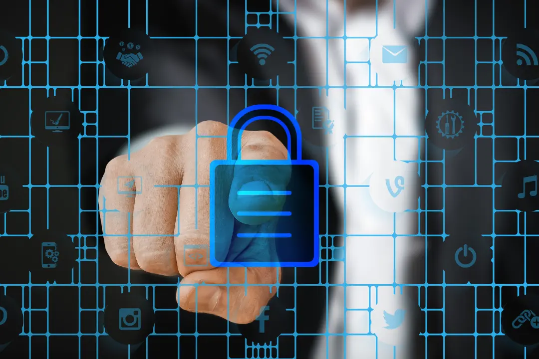 5 Mejores Prácticas para el Desarrollo Seguro de Software: Cómo Prevenir Vulnerabilidades El desarrollo seguro de software es fundamental para evitar vulnerabilidades que puedan comprometer datos sensibles o afectar la operatividad de una aplicación. En este blog de ITSense, exploraremos estrategias clave como DevSecOps, pruebas de seguridad automatizadas y cifrado para fortalecer la protección del software desde su fase inicial. ¿Por qué es importante el desarrollo seguro de software? Las amenazas cibernéticas evolucionan constantemente, lo que hace que la seguridad en el desarrollo sea una prioridad para empresas de todos los sectores. Un software con vulnerabilidades puede ser explotado por atacantes para robar información, alterar procesos o causar daños financieros. 1. Implementación de DevSecOps DevSecOps (Desarrollo, Seguridad y Operaciones) es una metodología que integra la seguridad en todas las etapas del desarrollo de software. Algunas de sus mejores prácticas incluyen: • Automatización de la seguridad: Integrar herramientas de escaneo y análisis de vulnerabilidades en el pipeline de CI/CD. • Revisión continua del código: Realizar auditorías de código fuente y pruebas de penetración para detectar fallos. • Cultura de seguridad: Capacitar a los equipos de desarrollo para adoptar una mentalidad de seguridad desde el inicio. 2. Pruebas de Seguridad Automatizadas Las pruebas de seguridad automatizadas ayudan a detectar vulnerabilidades antes de que una aplicación llegue a producción. Algunas de las pruebas más efectivas incluyen: • Análisis estático de código (SAST): Identifica debilidades en el código fuente sin necesidad de ejecutar la aplicación. • Análisis dinámico de seguridad (DAST): Evalúa la aplicación en tiempo de ejecución para detectar vulnerabilidades explotables. • Pruebas de penetración: Simulan ataques reales para evaluar la resistencia del software ante amenazas. 3. Cifrado y Protección de Datos El cifrado protege la información sensible en tránsito y en reposo. Algunas prácticas clave incluyen: • Uso de protocolos seguros: Implementar HTTPS, TLS y VPN para proteger la transmisión de datos. • Almacenamiento seguro: Cifrar bases de datos y archivos sensibles con AES-256 u otros estándares avanzados. • Gestón de claves seguras: Usar gestores de claves como HashiCorp Vault o AWS KMS para proteger credenciales. 4. Control de Accesos y Autenticación Segura Implementar controles de acceso y autenticación robustos es crucial para prevenir accesos no autorizados: • Autenticación multifactor (MFA): Agregar una capa adicional de seguridad mediante tokens o biometría. • Principio de menor privilegio: Restringir los permisos de usuarios y servicios solo a lo necesario. • Uso de OAuth y OpenID Connect: Implementar protocolos de autenticación seguros para aplicaciones web y móviles. 5. Monitoreo y Respuesta a Incidentes Un enfoque proactivo en seguridad incluye el monitoreo continuo y la respuesta rápida a incidentes: • Sistemas de detección de intrusos (IDS): Analizan el tráfico en busca de actividad sospechosa. • Registros y auditorías: Mantener logs detallados para rastrear accesos y actividades. • Planes de respuesta a incidentes: Definir protocolos para mitigar ataques y restaurar sistemas afectados. El desarrollo seguro de software no es una opción, sino una necesidad en un mundo digital cada vez más amenazado. Adoptar DevSecOps, automatizar pruebas de seguridad, cifrar datos y reforzar la autenticación ayudará a reducir riesgos y garantizar aplicaciones más confiables. ¡Implementa estas prácticas hoy y fortalece la seguridad de tus desarrollos!