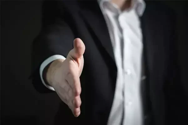 vendedor dando la mano vacante ejecutivo preventa bogota