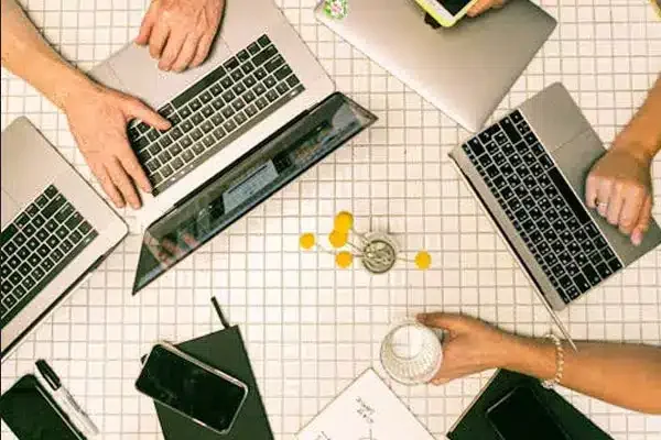 ejecutivos trabajando con project manager