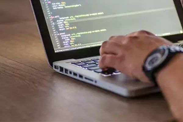 developer desarrollando .net y angular 15+